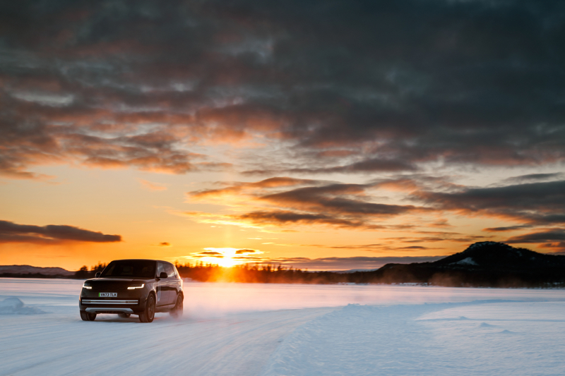 Día del Padre: un Range Rover avanza por un camino nevado al atardecer