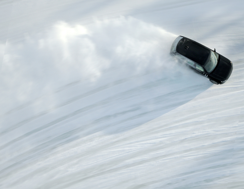 Día del Padre: un Range Rover avanza por un camino nevado