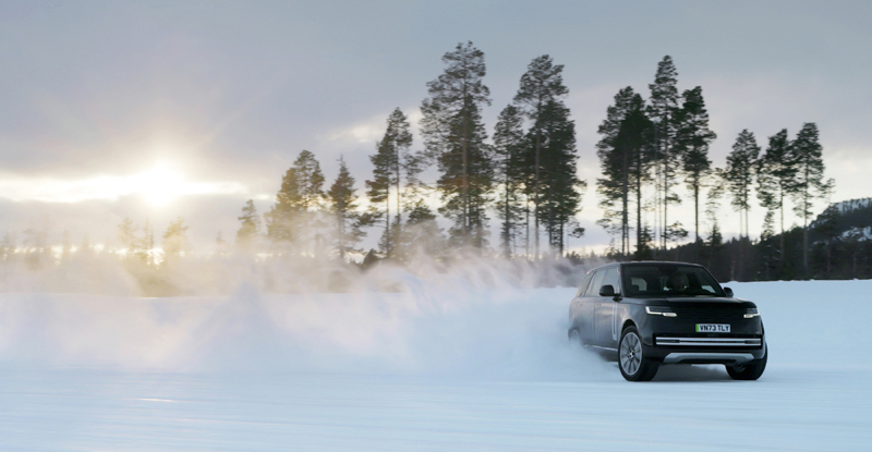 Día del Padre: un Range Rover avanza por un camino nevado al amanecer