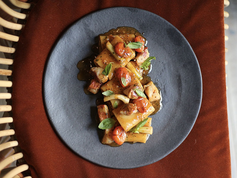 Restaurante Tragaluz en Madrid: un plato de pasta con verduras y salmonetes