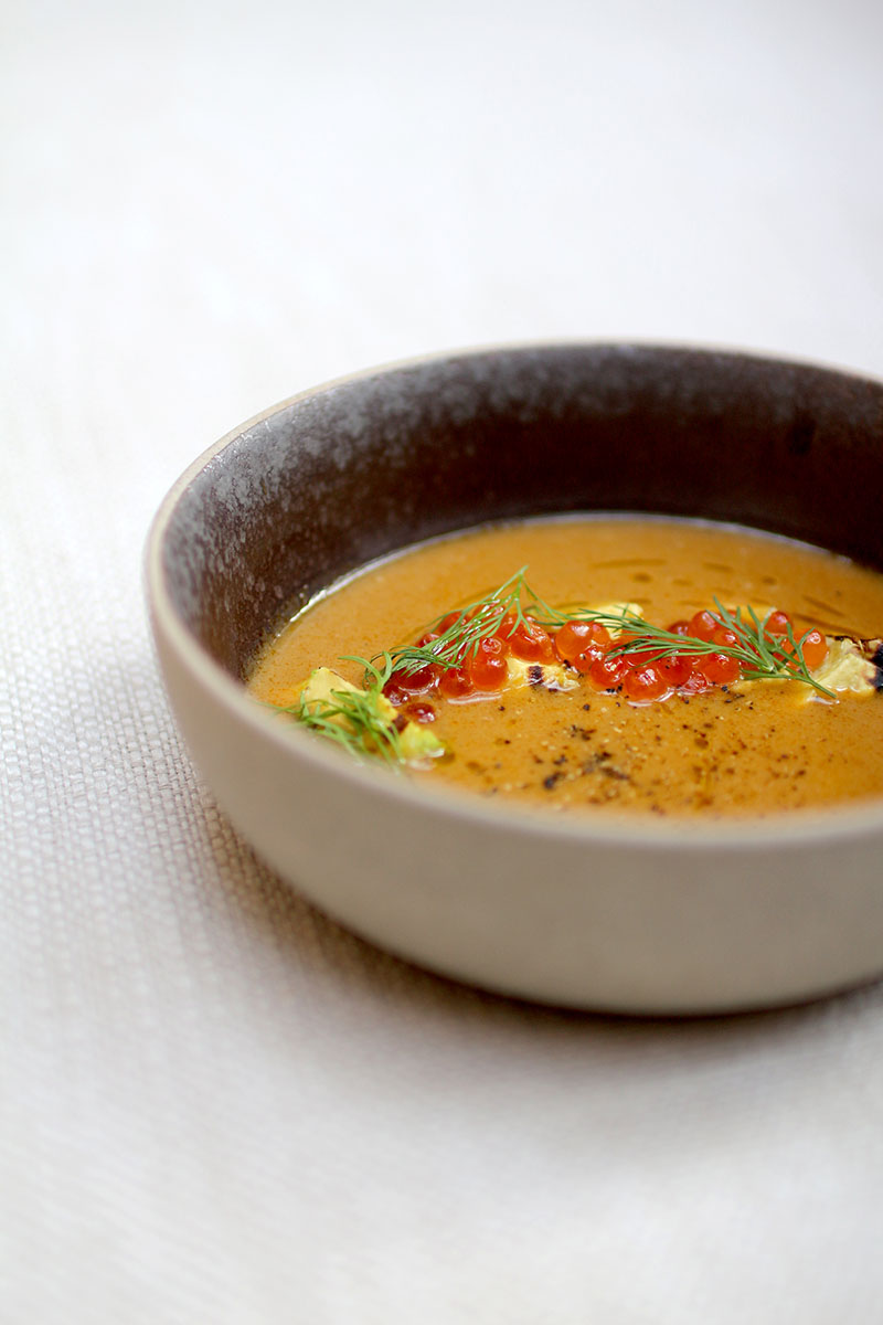 Restaurante Tragaluz en Madrid: una sopa de marisco con aguacate