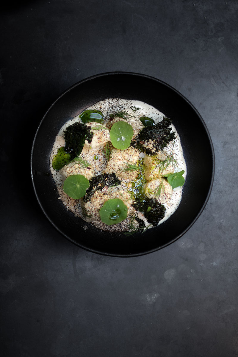 Restaurante Tragaluz en Madrid: un plato de pasta con hojas verdes