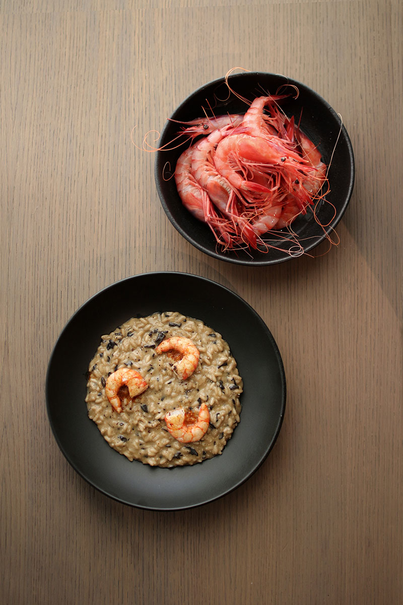 Restaurante Tragaluz en Madrid: arroz con gambas y un cuenco con las gambas frescas