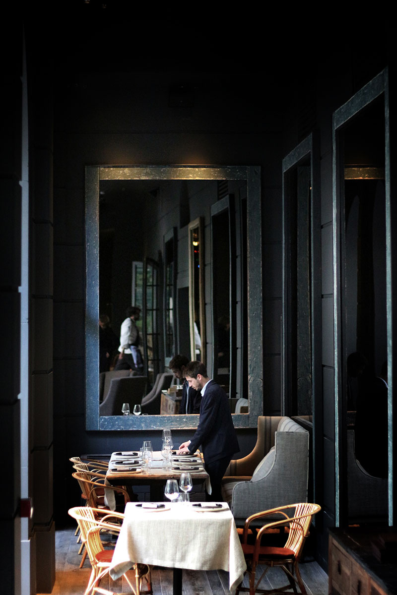 Restaurante Tragaluz en Madrid: vista del salón que da al invernadero