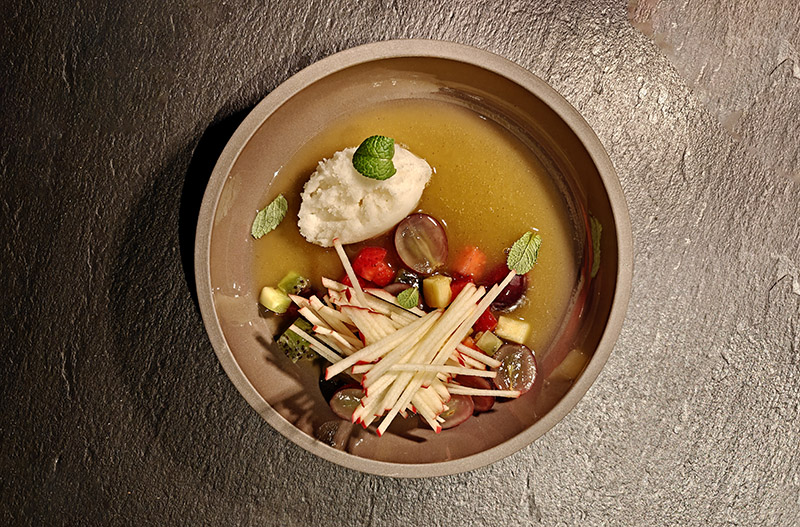 Restaurante Tragaluz en Madrid: sopa de frutas con helado de bergamota