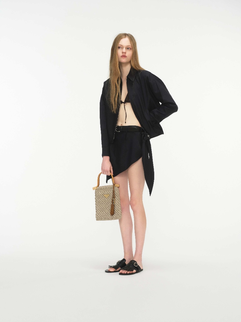 Prada viste a la donna con un juego de tendencias opuestas
