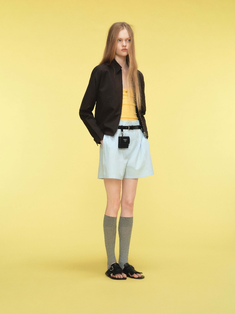 Prada viste a la donna con un juego de tendencias opuestas