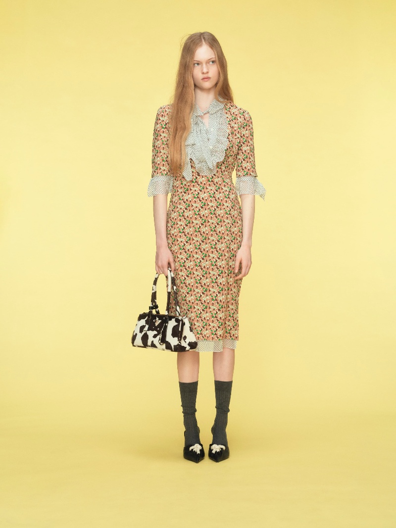 Prada viste a la donna con un juego de tendencias opuestas
