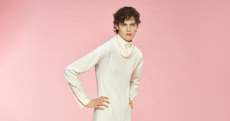 Prada viste a la donna con un juego de tendencias opuestas
