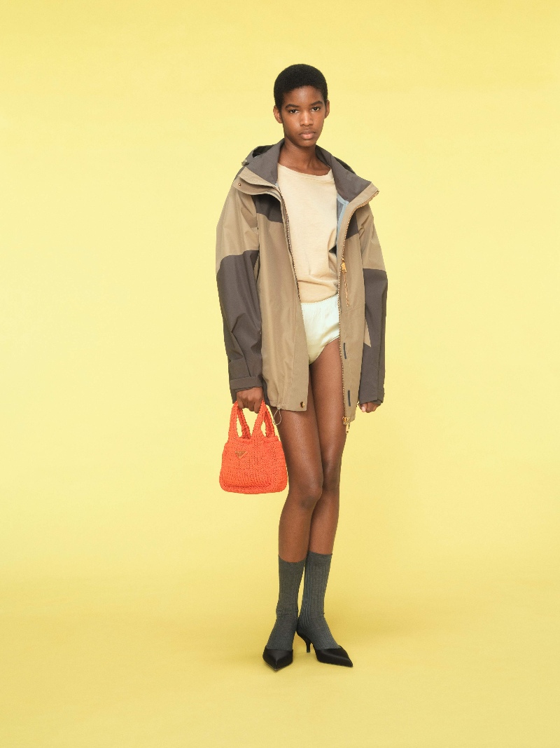 Prada viste a la donna con un juego de tendencias opuestas