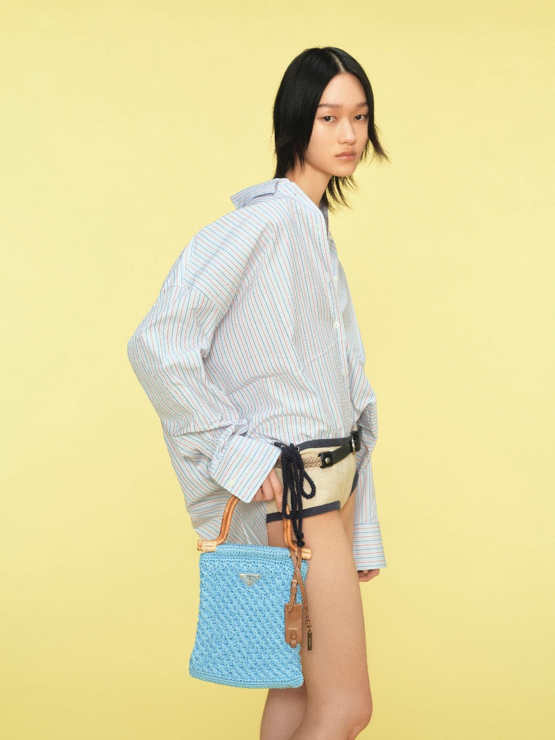 Prada viste a la donna con un juego de tendencias opuestas