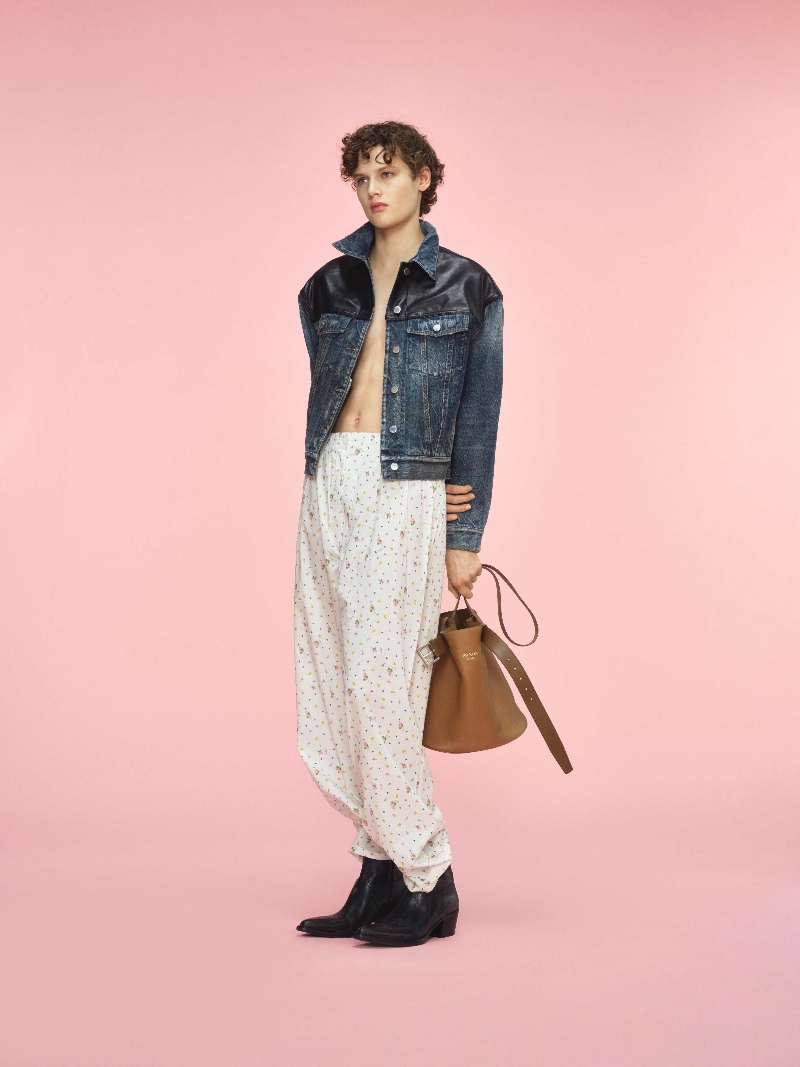 Prada viste a la donna con un juego de tendencias opuestas