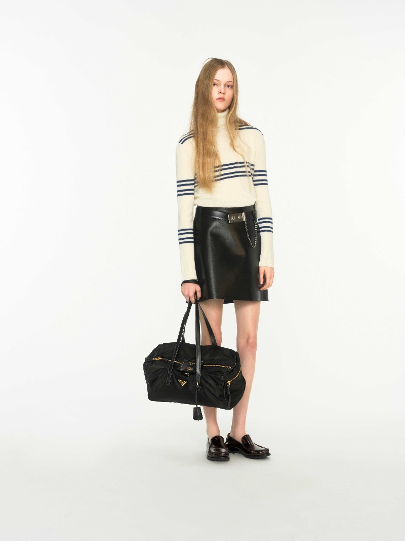 Prada viste a la donna con un juego de tendencias opuestas