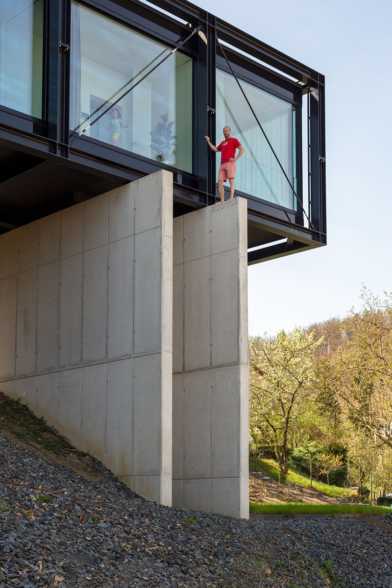 Villa Sidonius: un hombre posa en el borde de la estructura mostrando su altura sobre el terreno