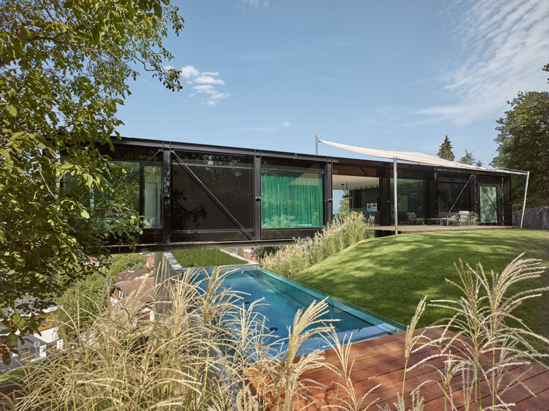 Villa Sidonius: la piscina y el césped crean un espacio exterior conectado con la vivienda