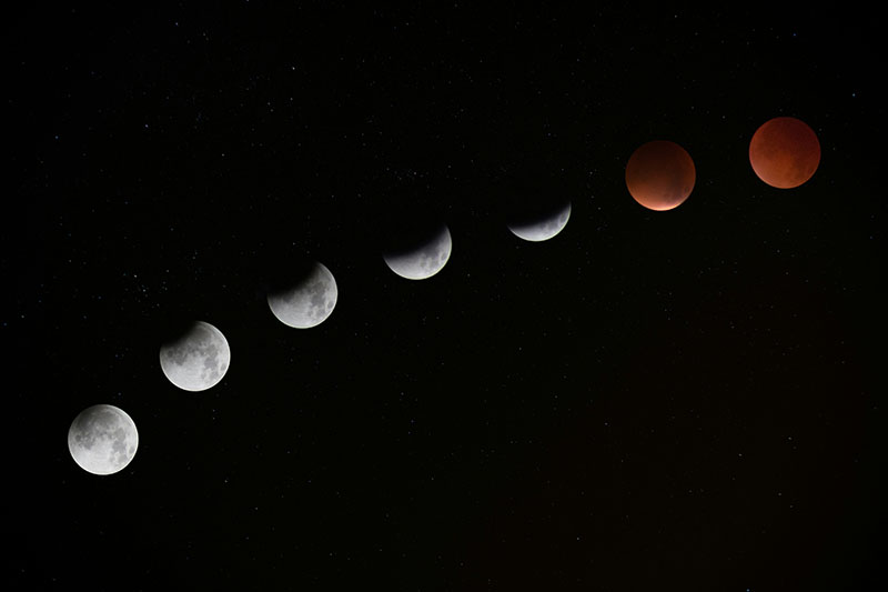 Vivo: secuencia completa de las fases del eclipse lunar, desde la luna llena hasta la luna roja