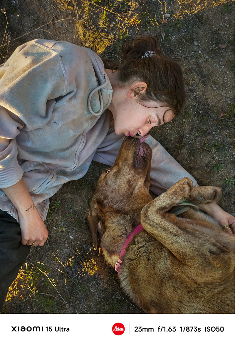 Xiaomi Begoña Rodrigo: una joven se tumba en el suelo junto a un perro, en una escena que representa el amor