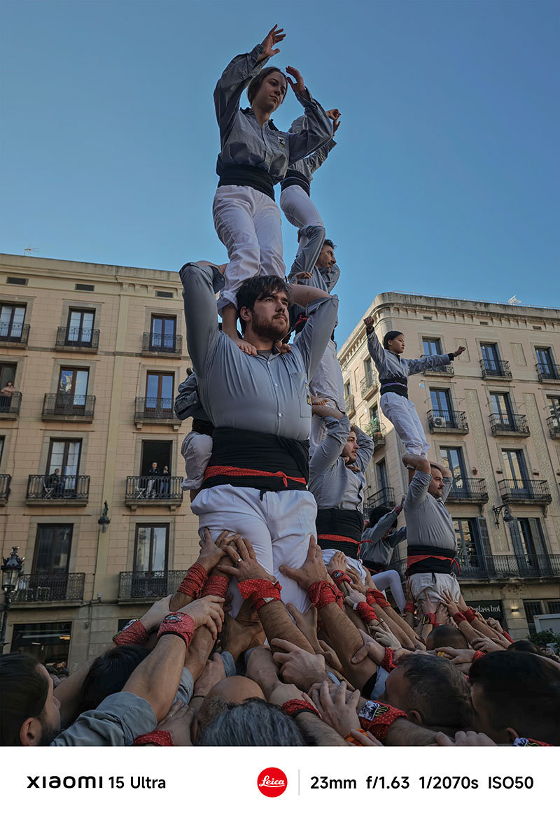 Xiaomi Begoña Rodrigo: un grupo de castellers levanta una torre humana en plena plaza