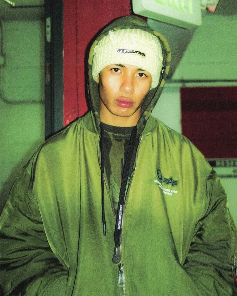 Aape le da un giro urbano a lo militar de Alpha Industries
