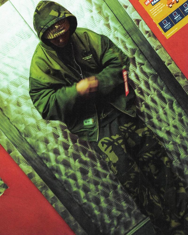 Aape le da un giro urbano a lo militar de Alpha Industries
