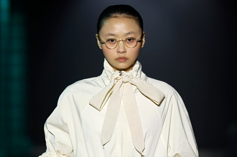 Los looks delicados de Juan Vidal van solo con gafas de ver