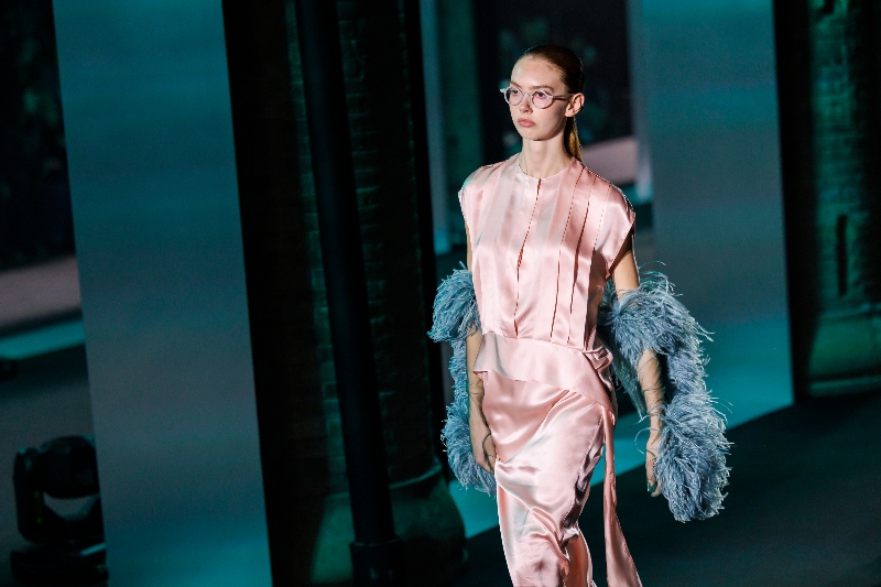 Los looks delicados de Juan Vidal van solo con gafas de ver