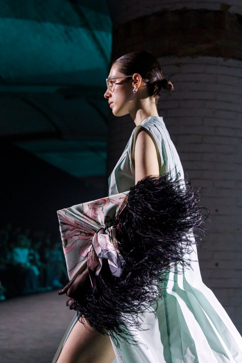 Los looks delicados de Juan Vidal van solo con gafas de ver