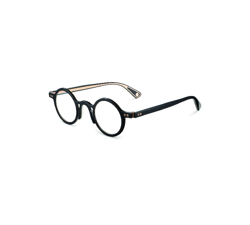 Los looks delicados de Juan Vidal van solo con gafas de ver