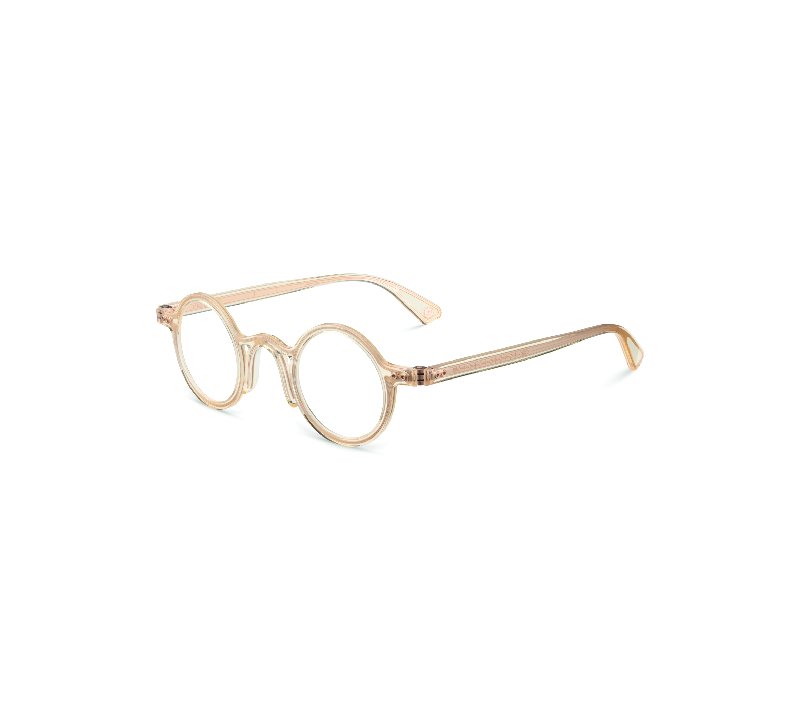 Los looks delicados de Juan Vidal van solo con gafas de ver