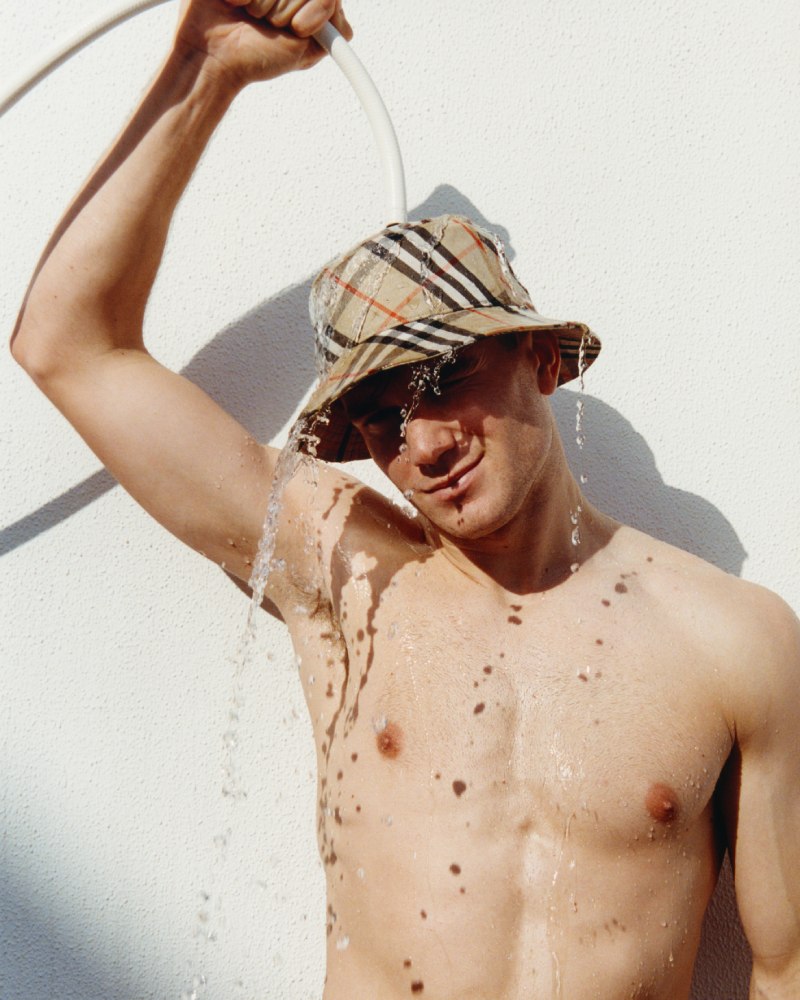 Burberry nos viste para el verano con el que soñamos