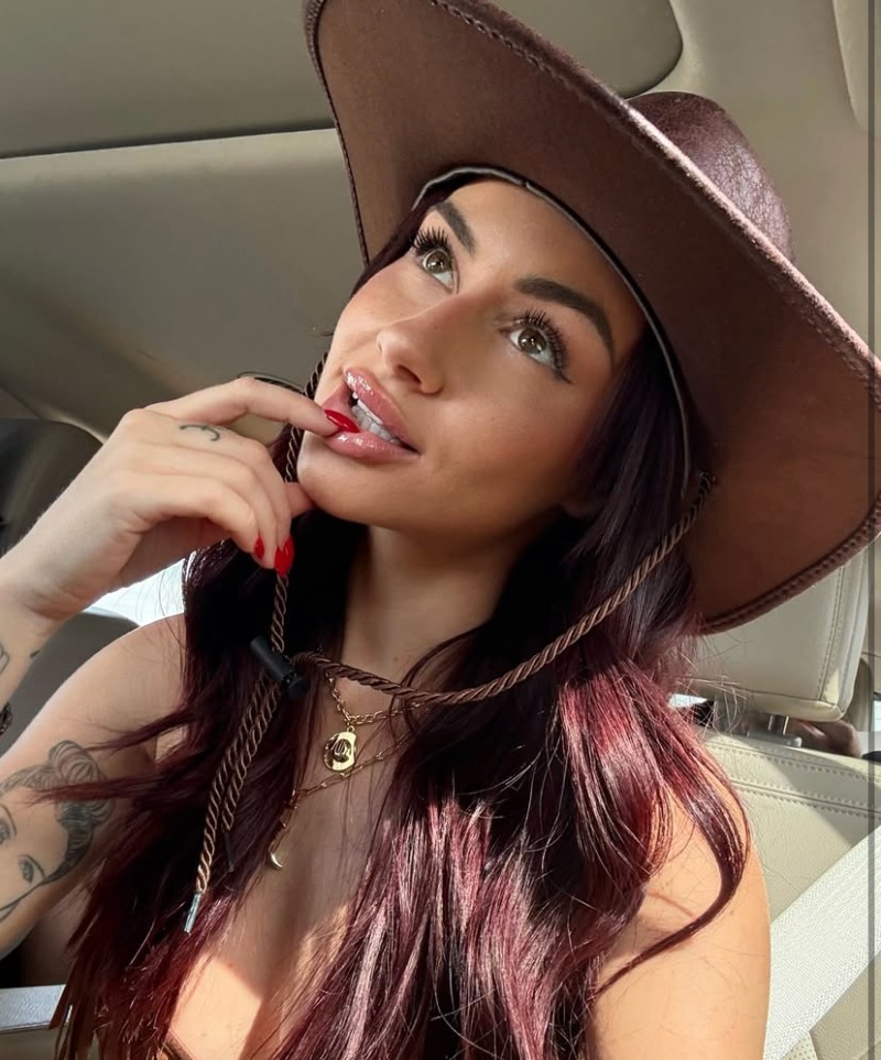 Para el mejor look de festival, usa solo sombrero o gorra