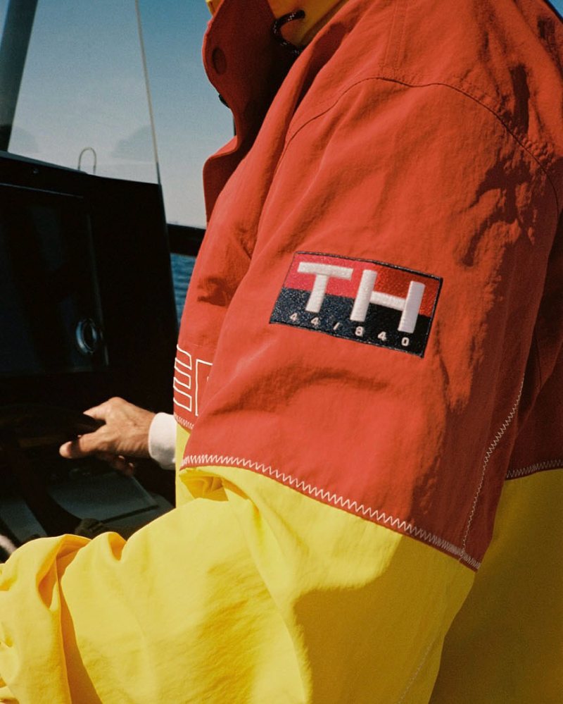 Tommy rescata sus iconos sailing para este verano