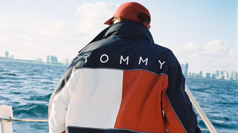 Tommy rescata sus iconos sailing para este verano