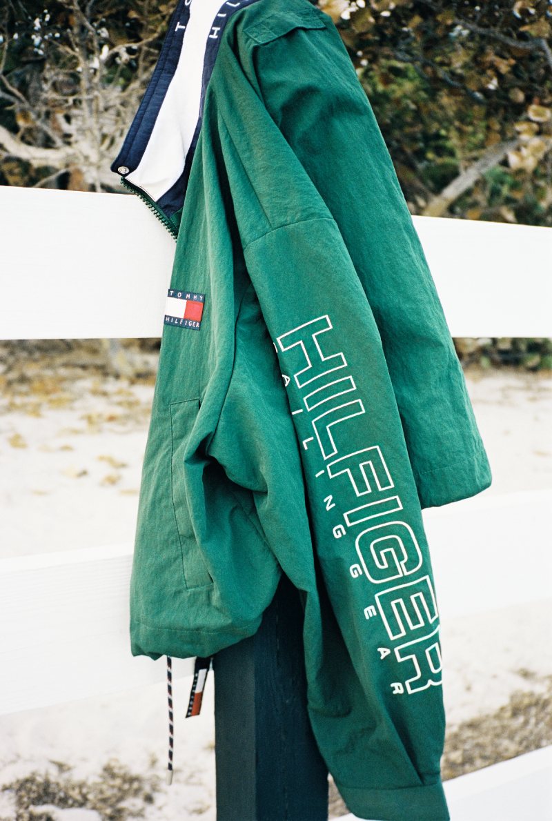 Tommy rescata sus iconos sailing para este verano