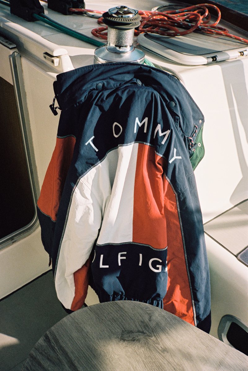 Tommy rescata sus iconos sailing para este verano