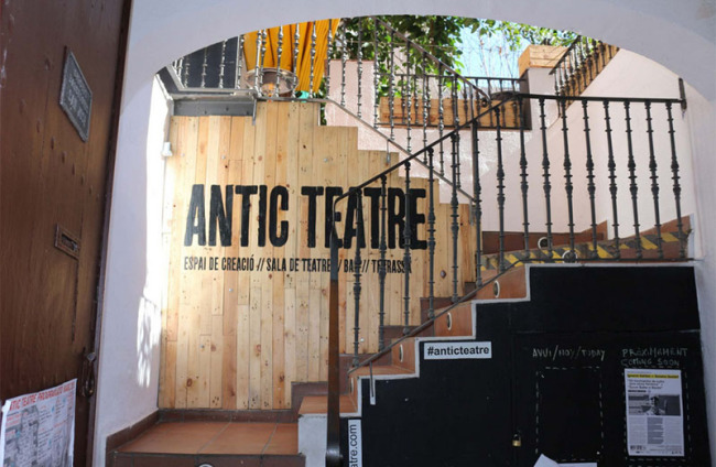 Antic Teatre - Espai de Creació es un centro Cultural y Social independiente situado en un edificio, patrimonio cultural, construido en 1650 en el centro de Barcelona.