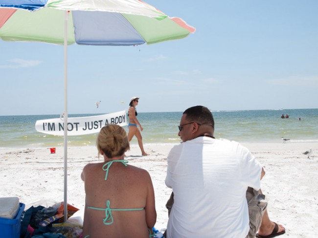 protesta en la playa