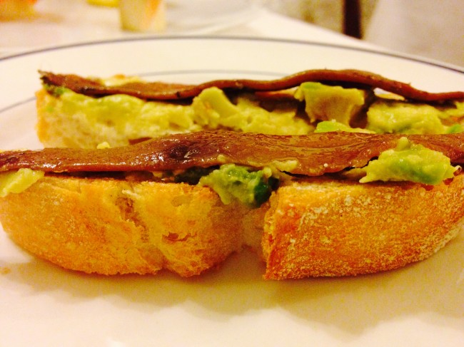 Tosta aguacate helado con anchoa