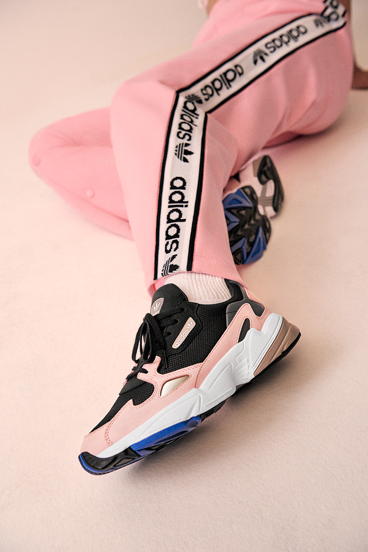bar Polémico Ciencias Sociales adidas Falcon, las zapatillas rosas de Kylie Jenner